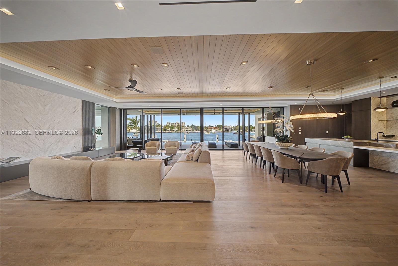 Villa De Sylvia - 1400 W Lake Drive 