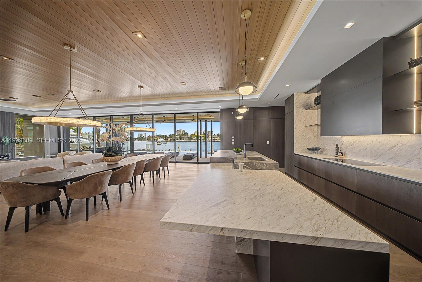 Villa De Sylvia - 1400 W Lake Drive 