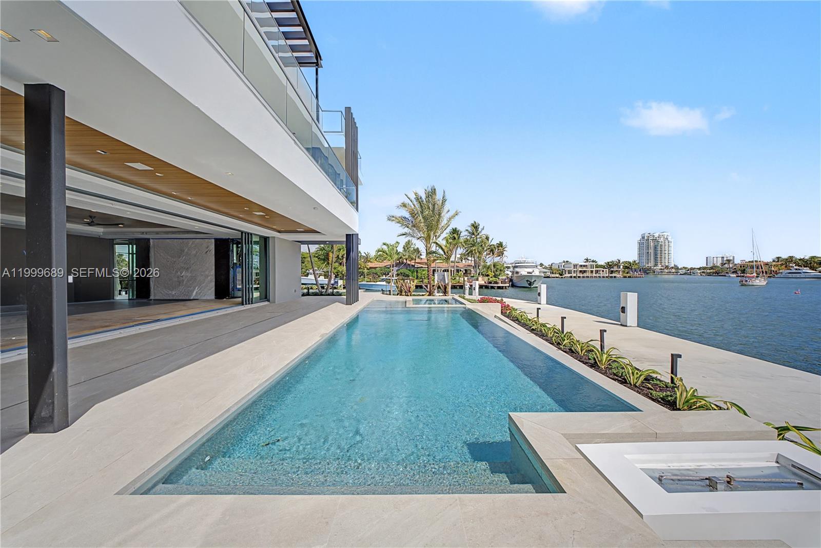 Villa De Sylvia - 1400 W Lake Drive 