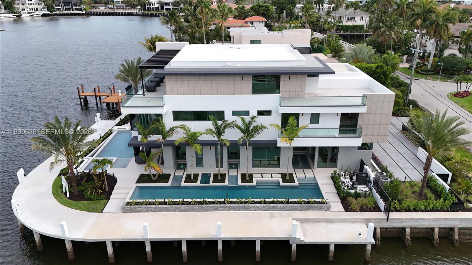 Villa De Sylvia - 1400 W Lake Drive 