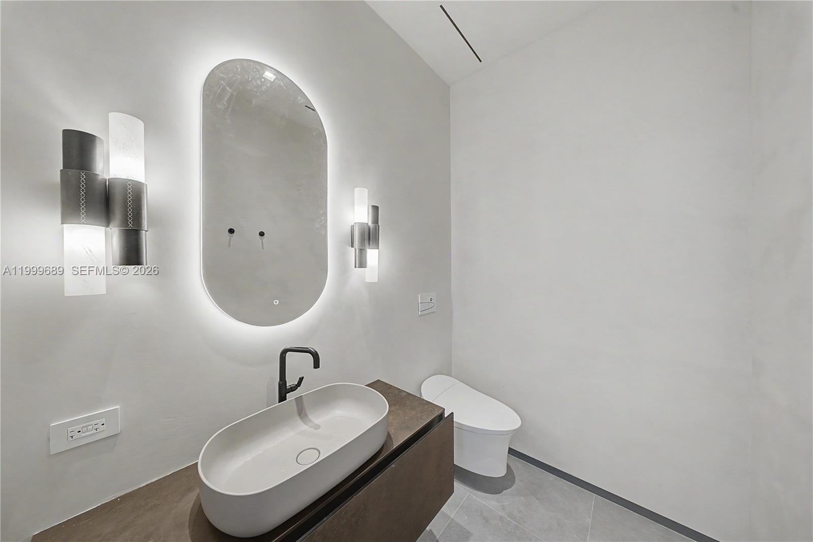 Villa De Sylvia - 1400 W Lake Drive 