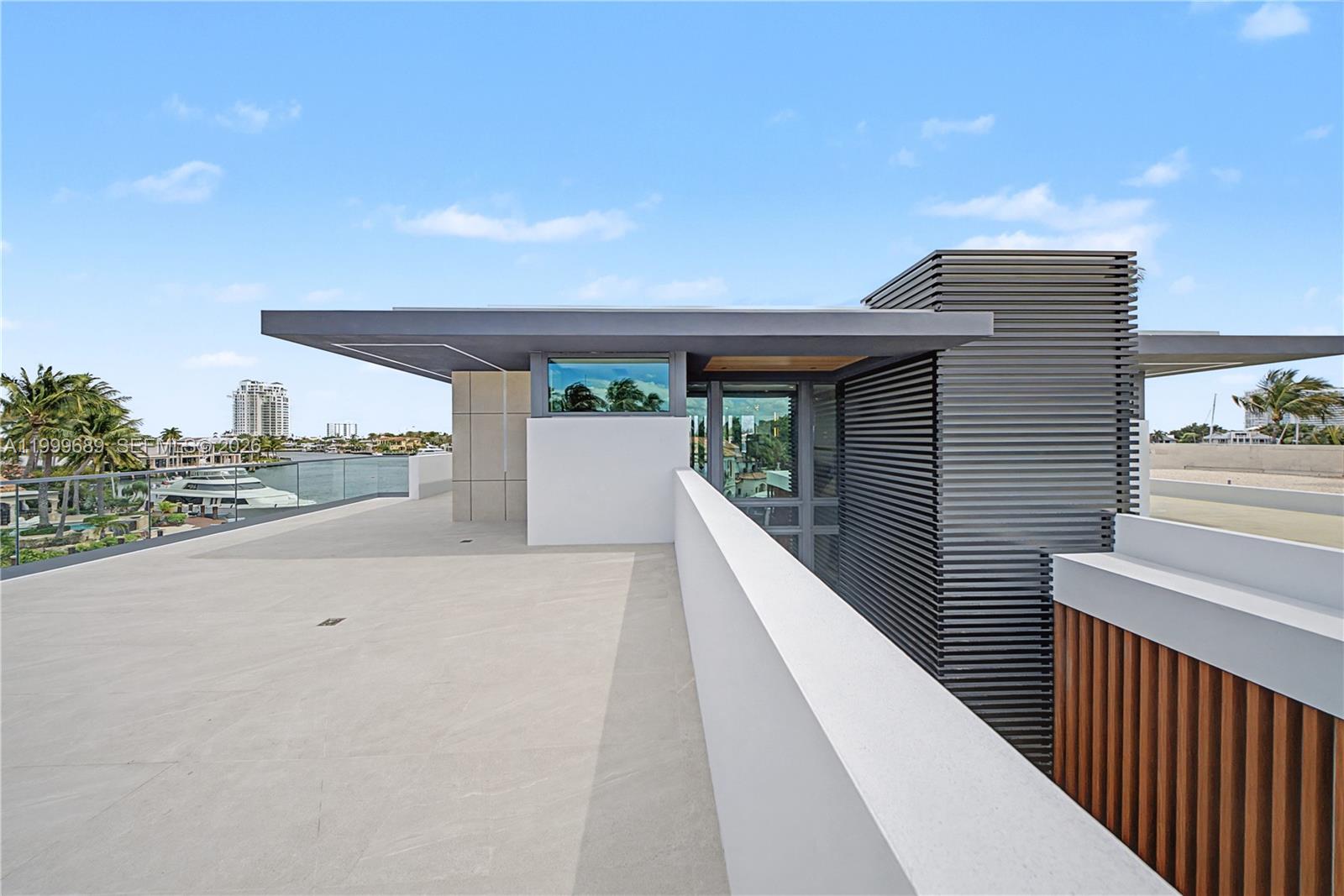 Villa De Sylvia - 1400 W Lake Drive 