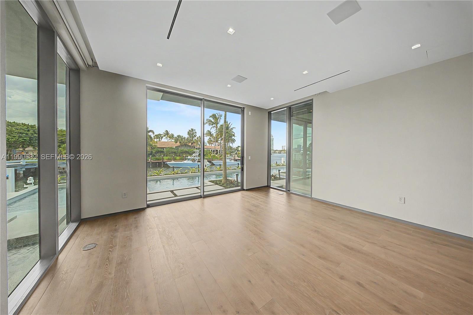 Villa De Sylvia - 1400 W Lake Drive 