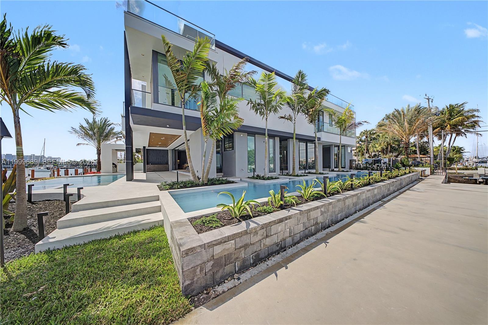 Villa De Sylvia - 1400 W Lake Drive 