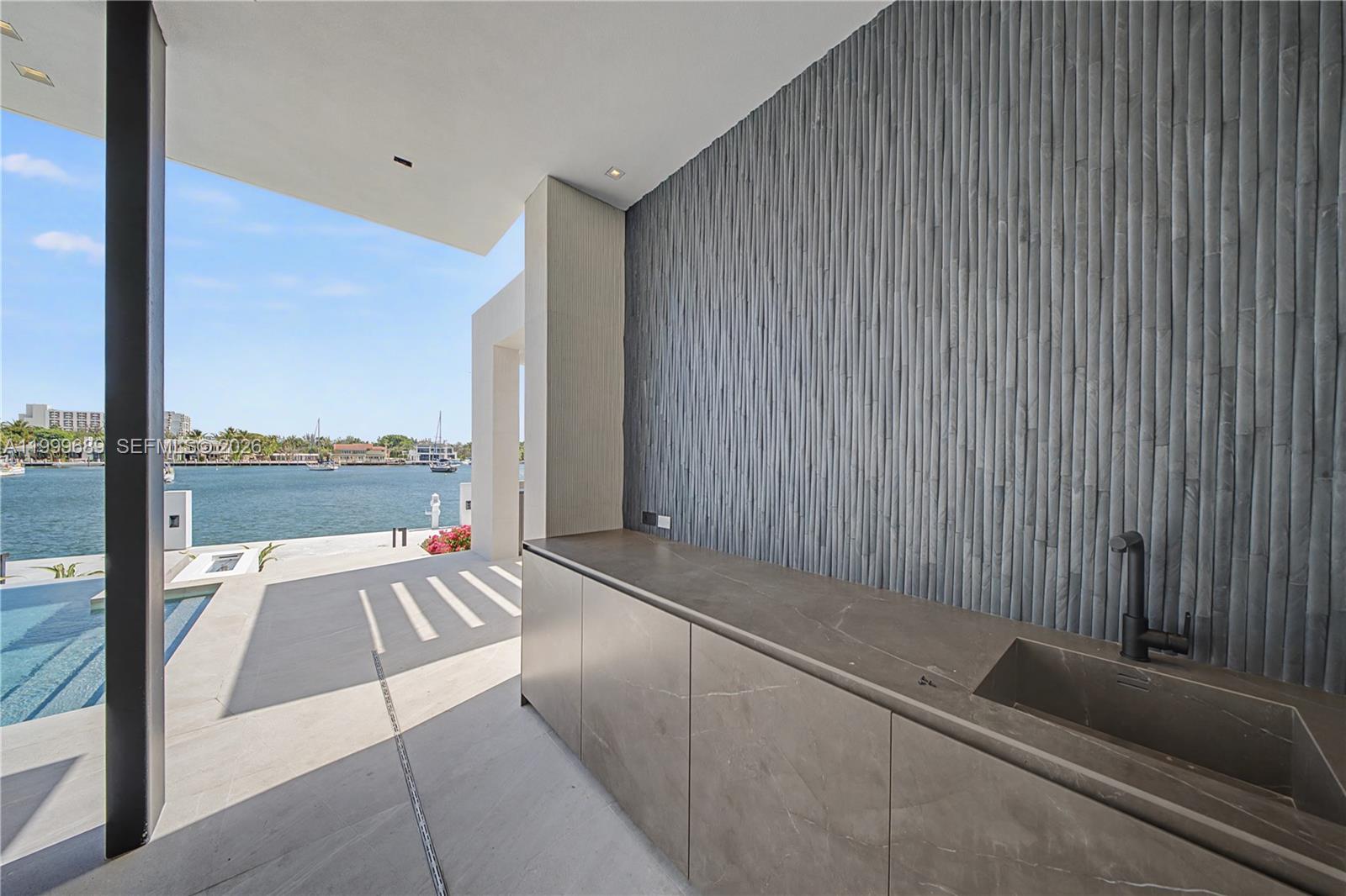 Villa De Sylvia - 1400 W Lake Drive 