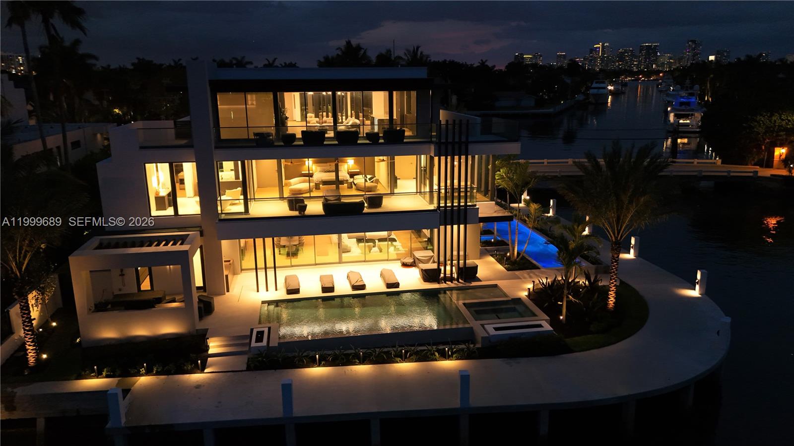 Villa De Sylvia - 1400 W Lake Drive 