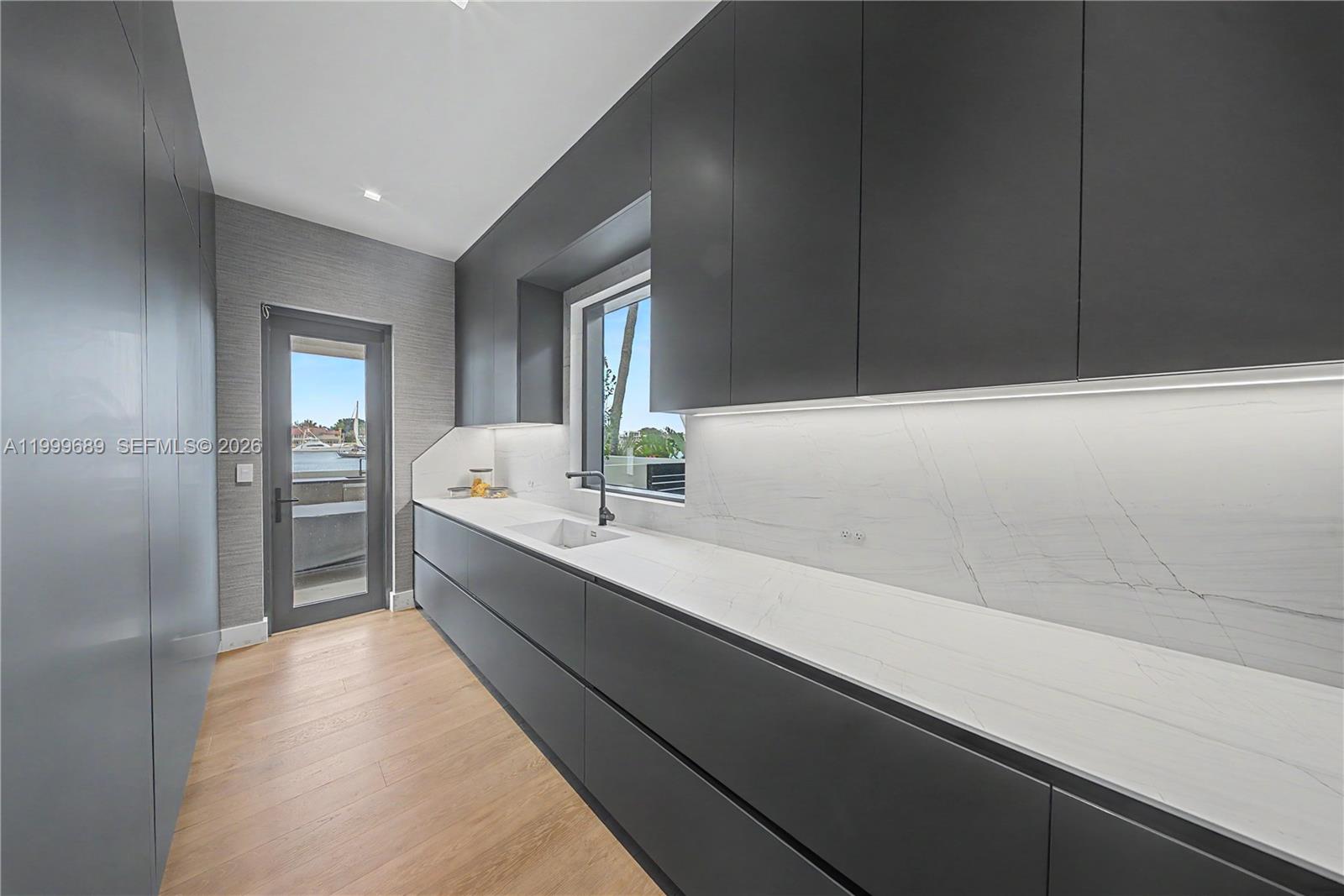 Villa De Sylvia - 1400 W Lake Drive 