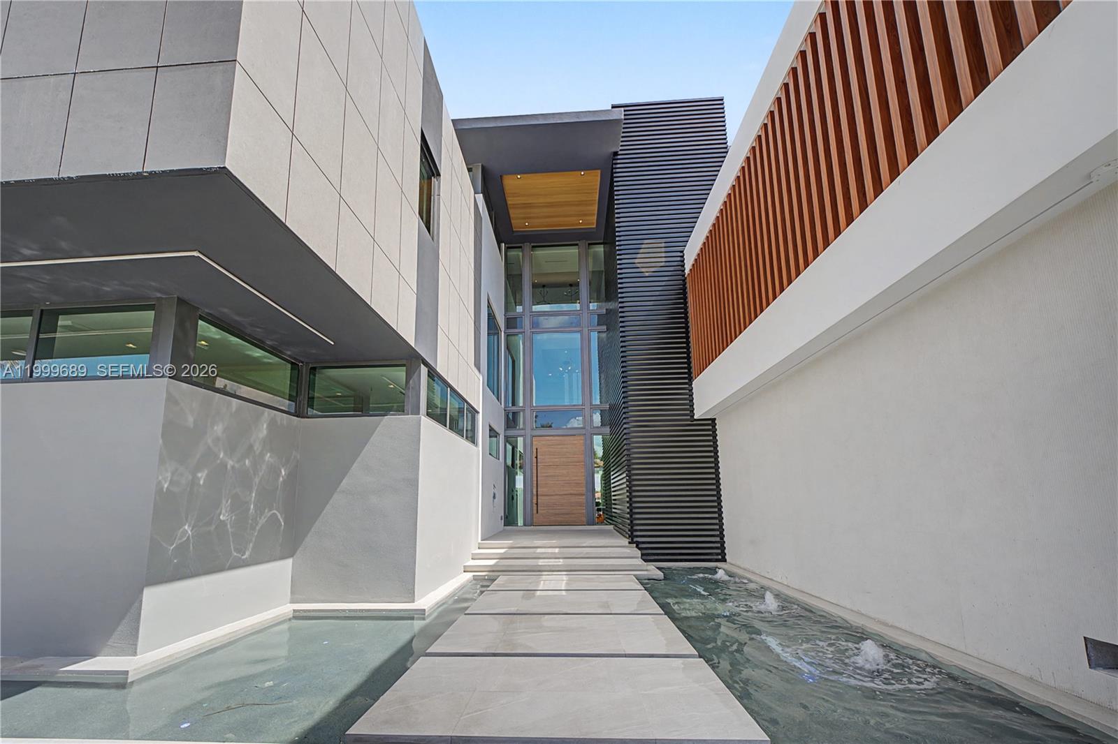 Villa De Sylvia - 1400 W Lake Drive 