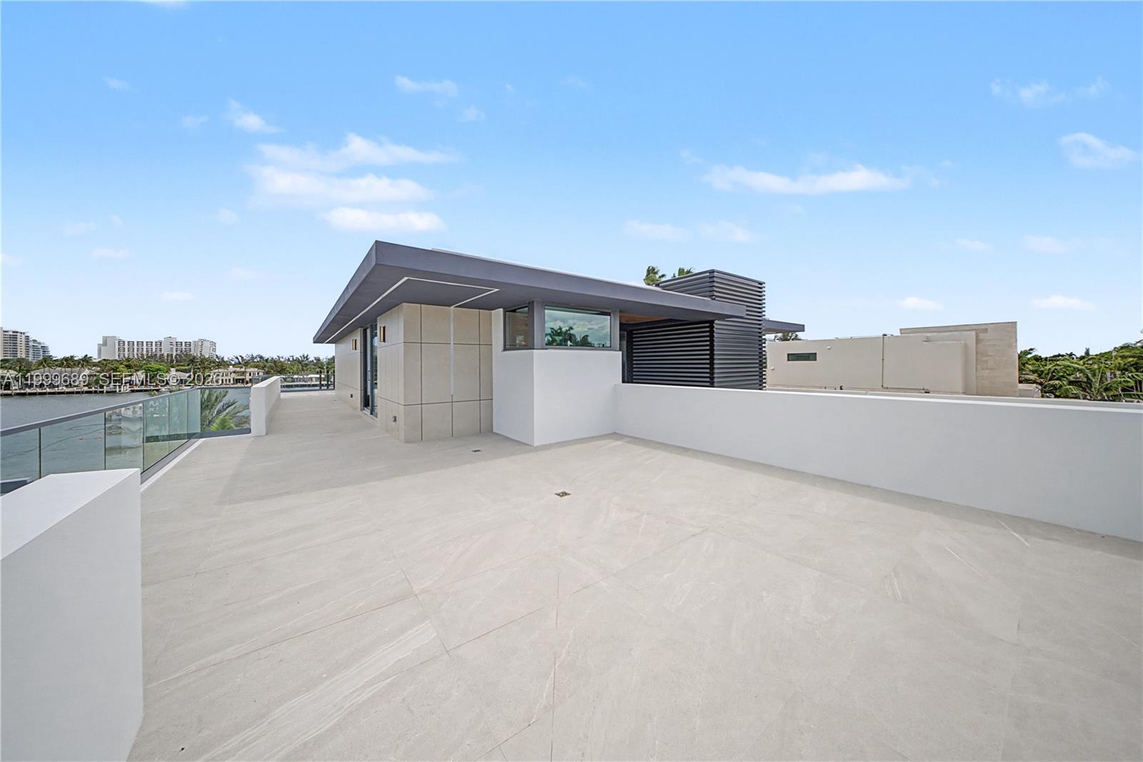 Villa De Sylvia - 1400 W Lake Drive 