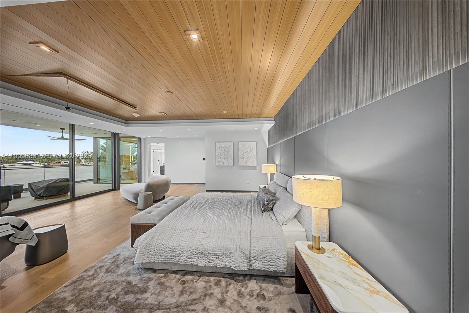 Villa De Sylvia - 1400 W Lake Drive 