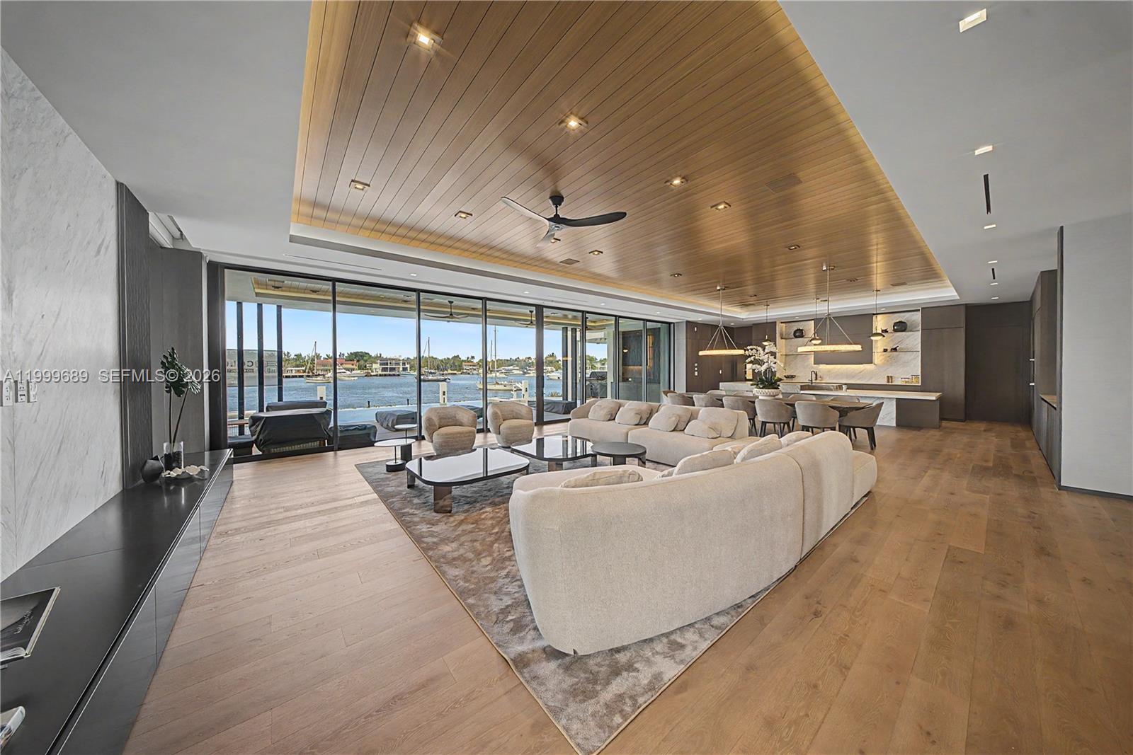 Villa De Sylvia - 1400 W Lake Drive 