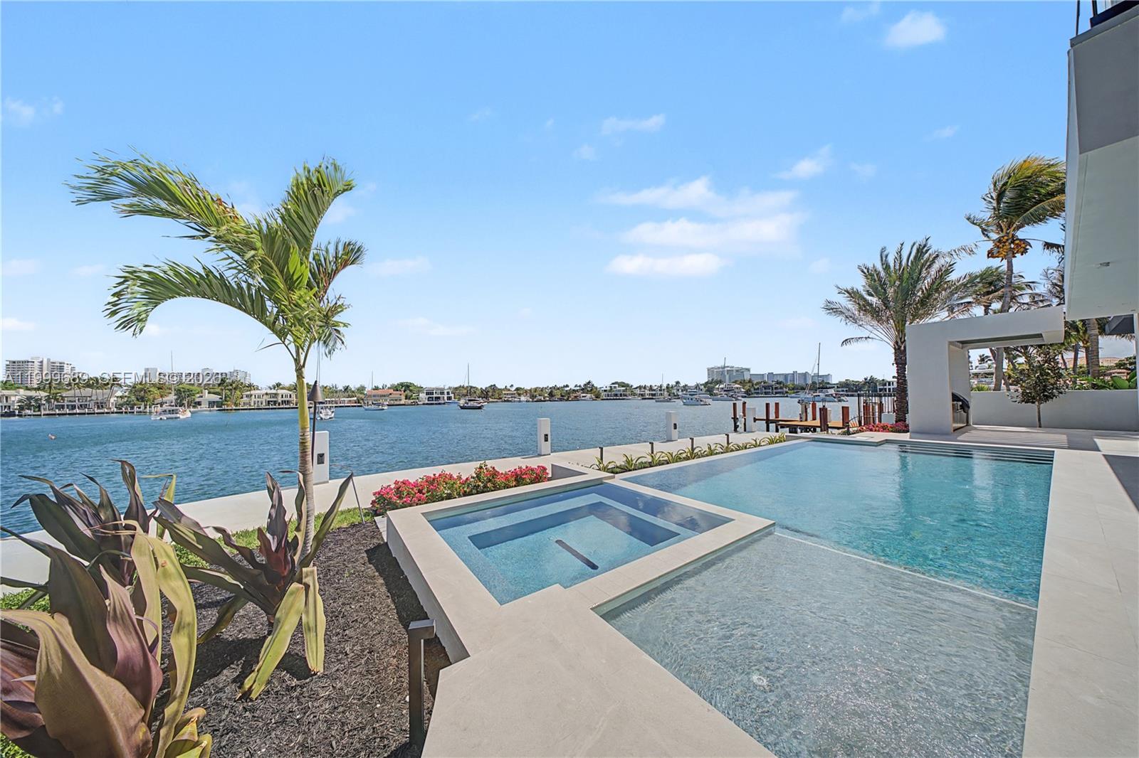 Villa De Sylvia - 1400 W Lake Drive 