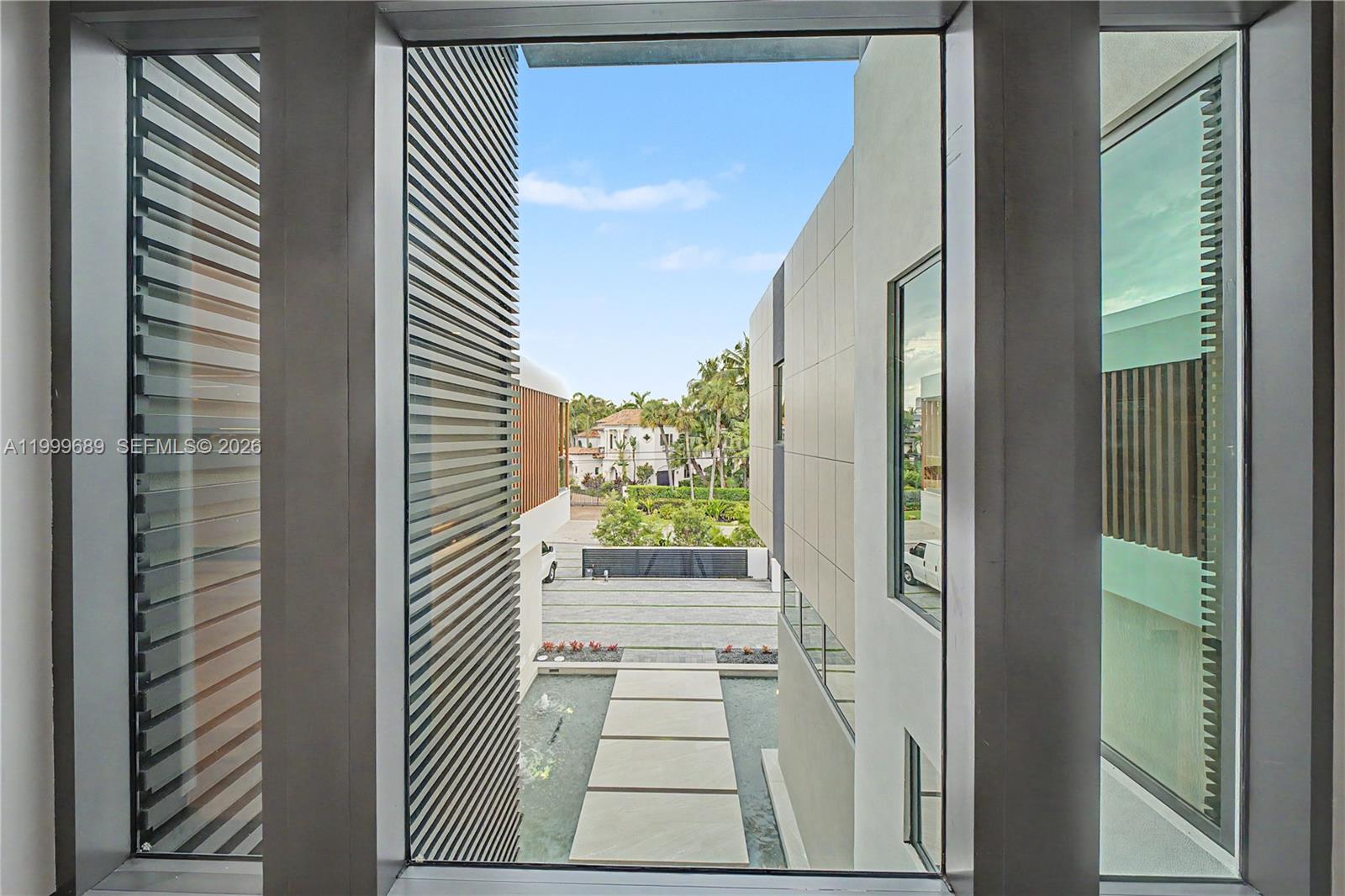 Villa De Sylvia - 1400 W Lake Drive 