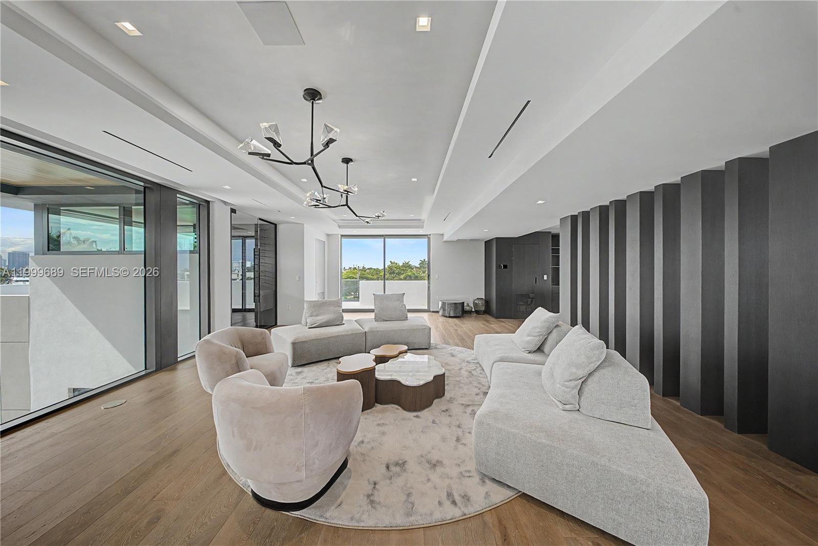 Villa De Sylvia - 1400 W Lake Drive 