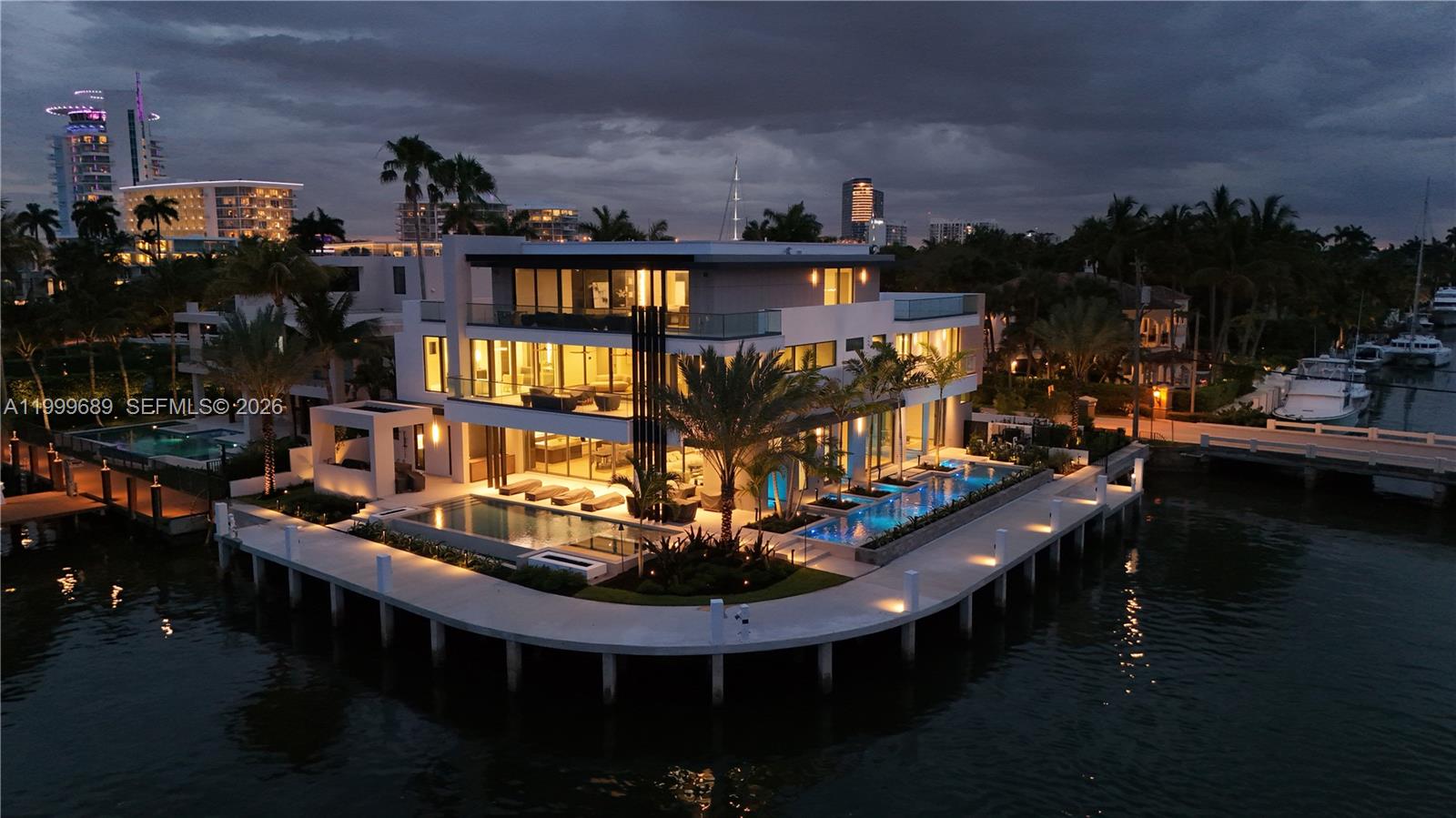 Villa De Sylvia - 1400 W Lake Drive 