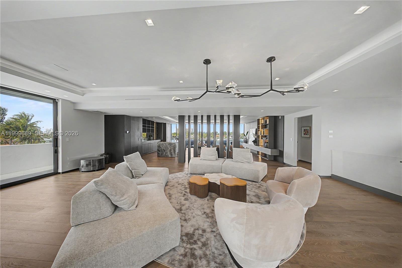 Villa De Sylvia - 1400 W Lake Drive 