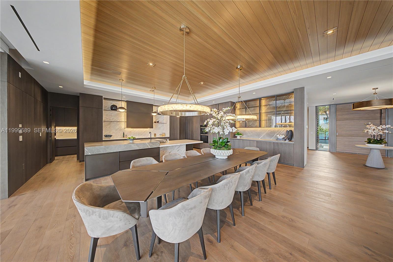 Villa De Sylvia - 1400 W Lake Drive 