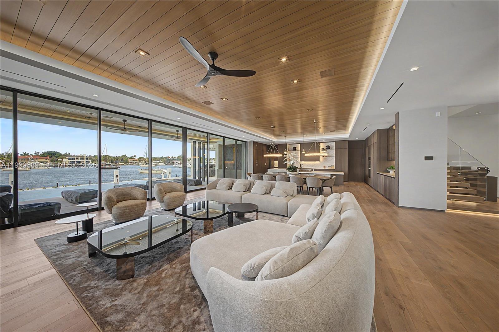 Villa De Sylvia - 1400 W Lake Drive 