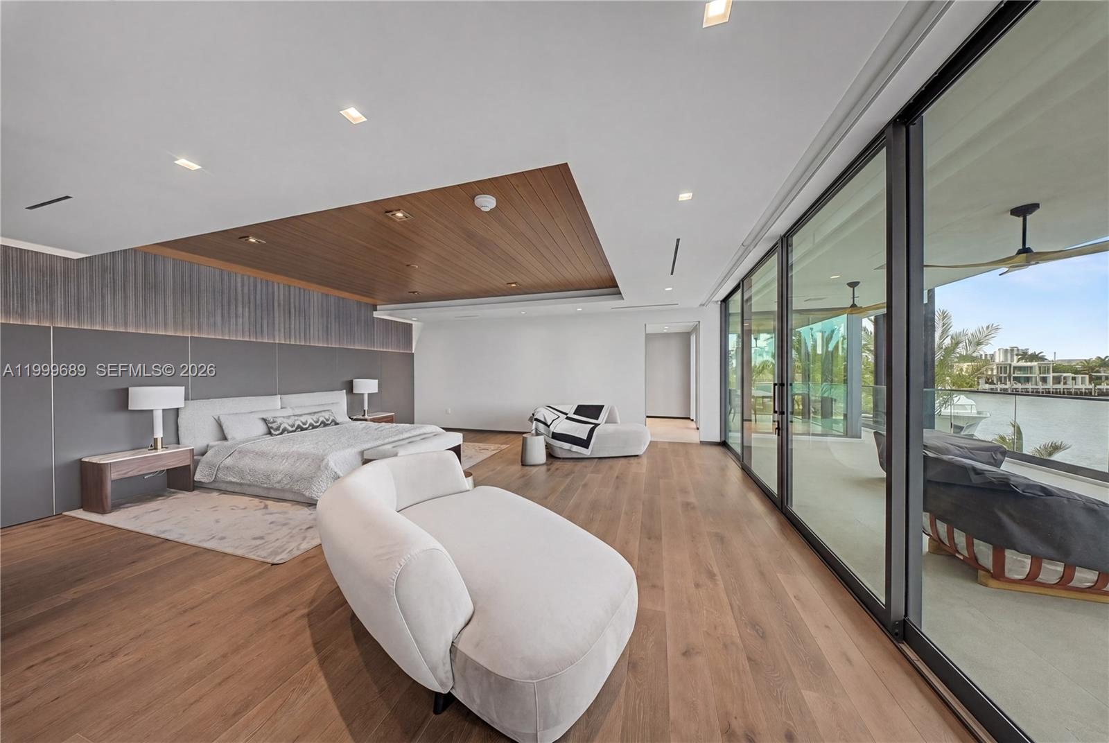 Villa De Sylvia - 1400 W Lake Drive 