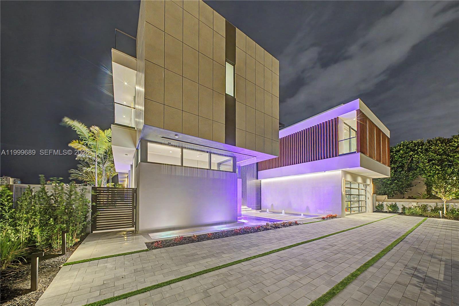 Villa De Sylvia - 1400 W Lake Drive 
