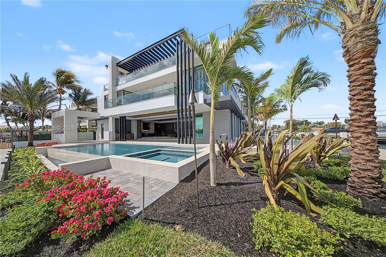 Villa De Sylvia - 1400 W Lake Drive 
