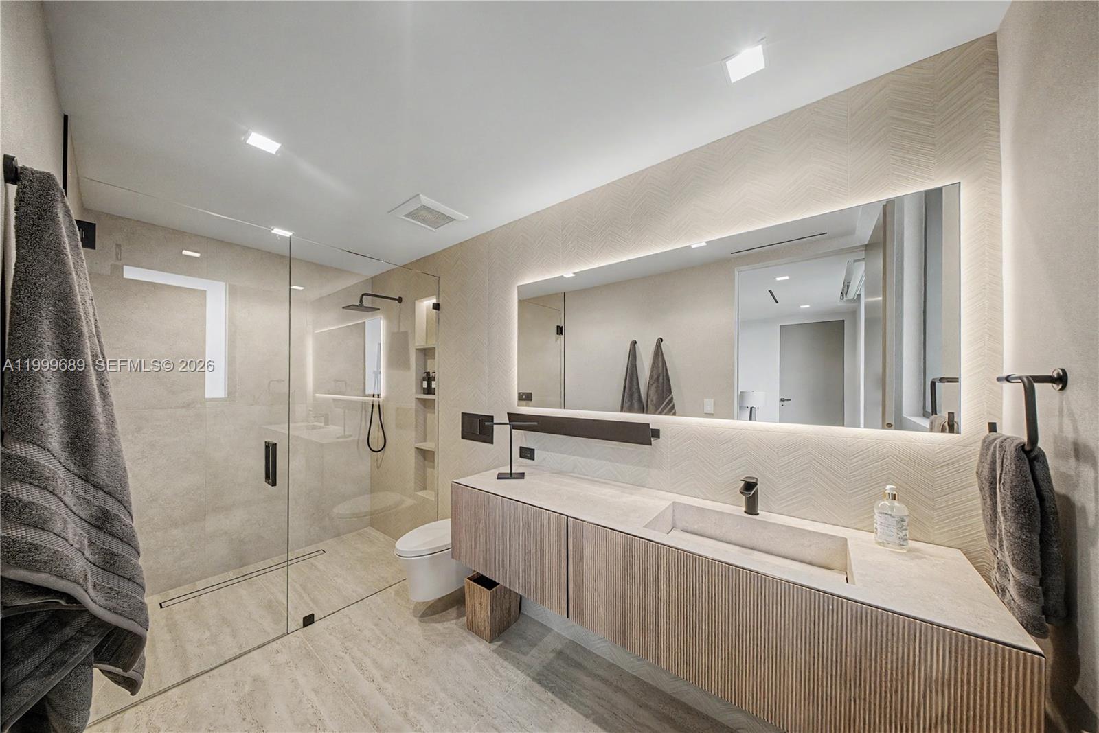 Villa De Sylvia - 1400 W Lake Drive 