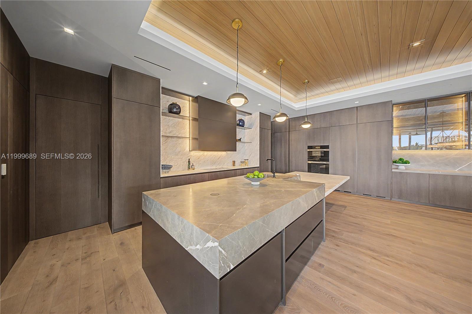 Villa De Sylvia - 1400 W Lake Drive 