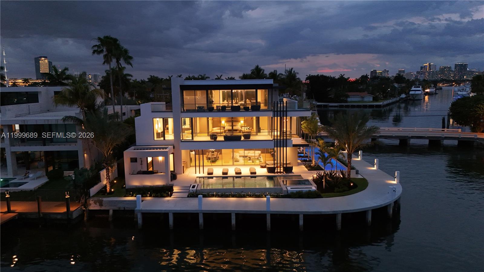 Villa De Sylvia - 1400 W Lake Drive 
