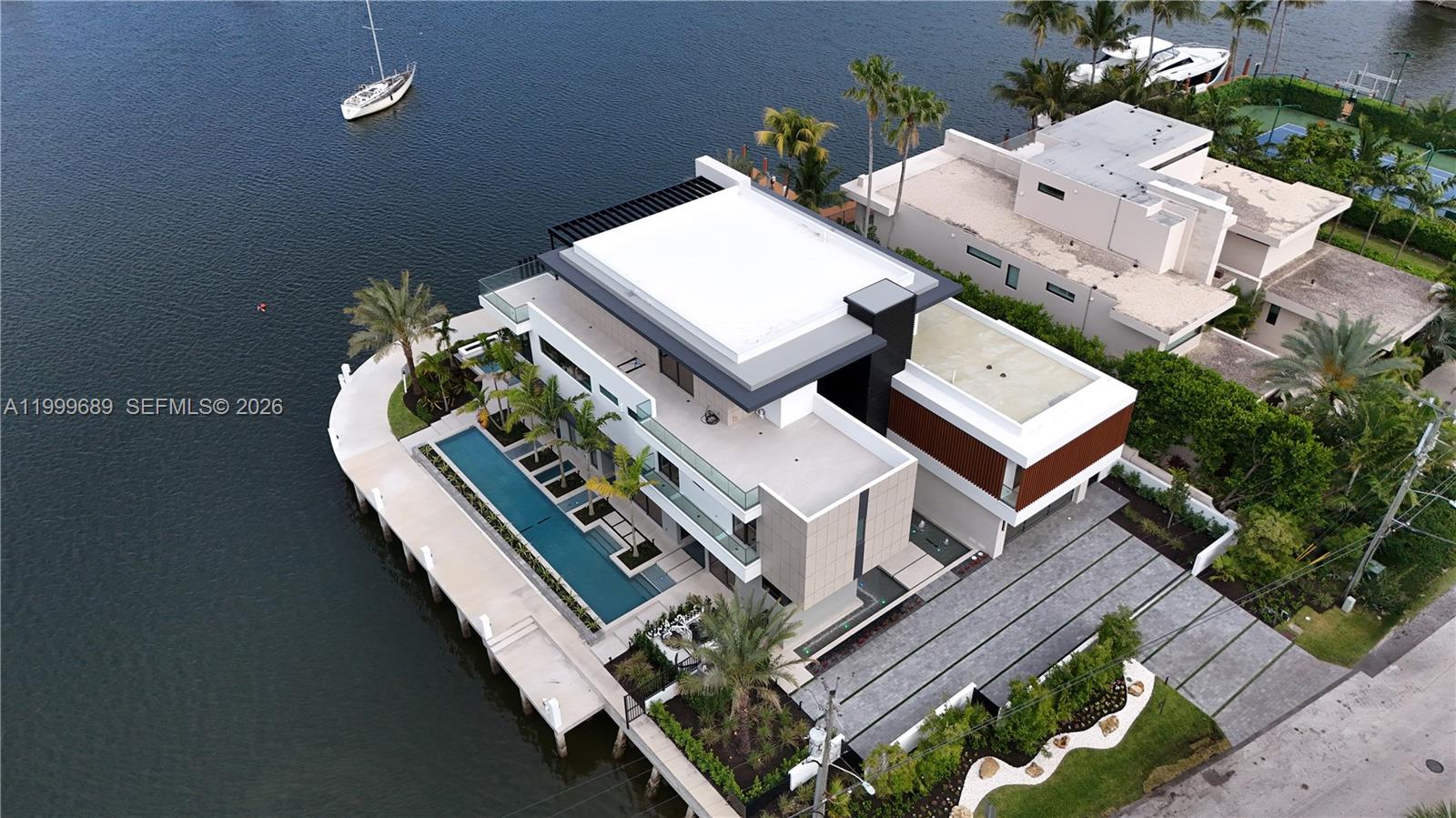 Villa De Sylvia - 1400 W Lake Drive 