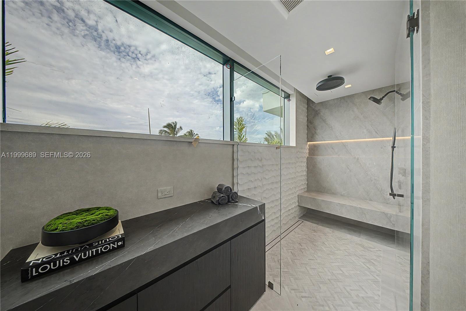 Villa De Sylvia - 1400 W Lake Drive 