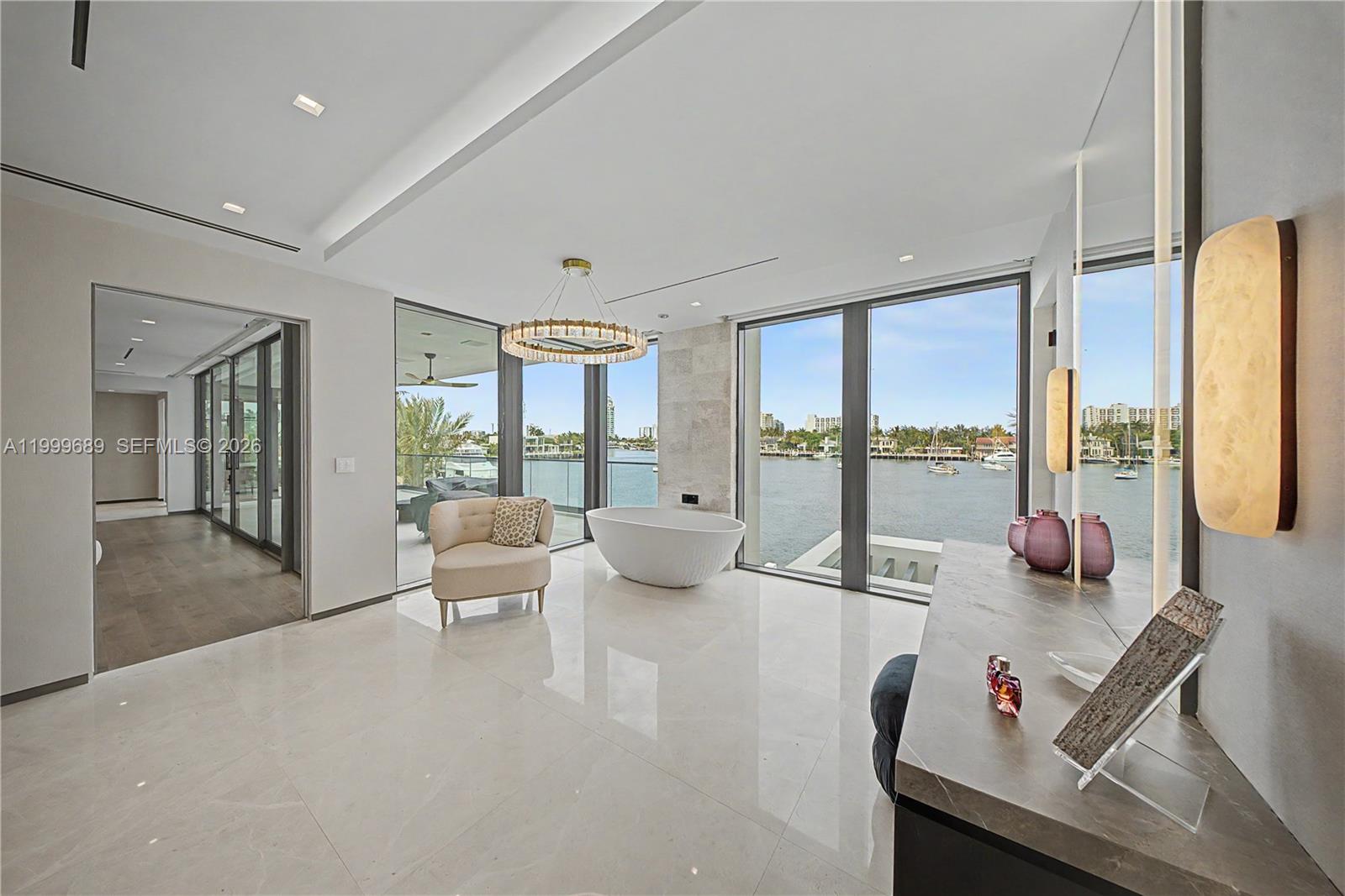 Villa De Sylvia - 1400 W Lake Drive 