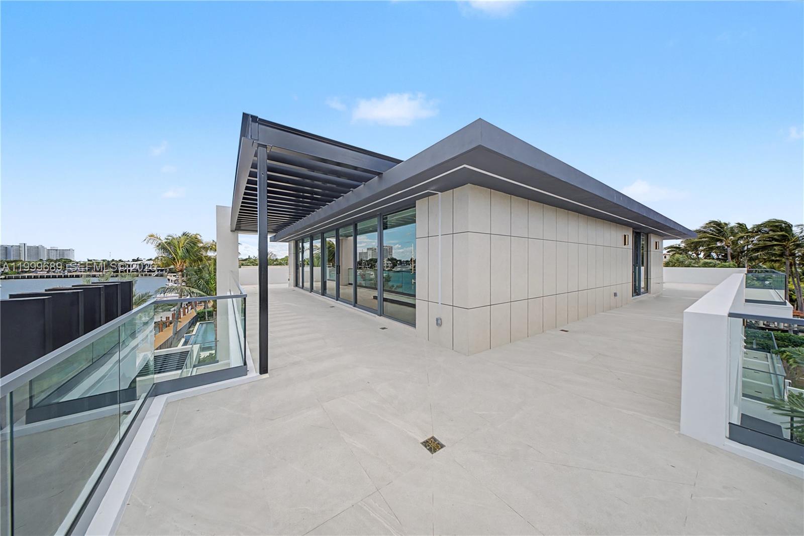 Villa De Sylvia - 1400 W Lake Drive 