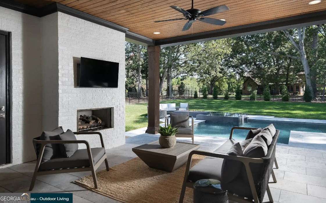 650 NW East Lake Drive