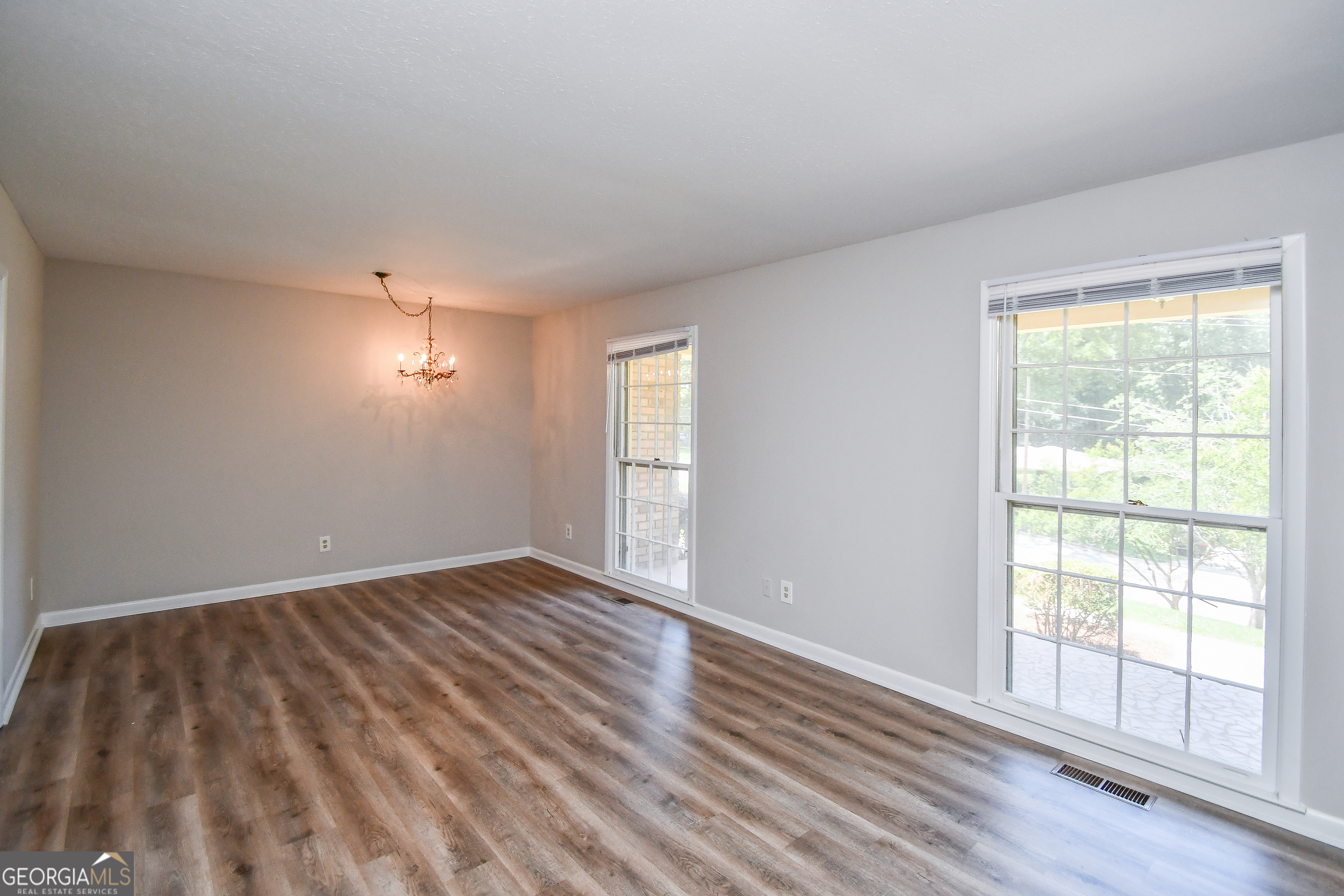 1512 Robinhood Trail