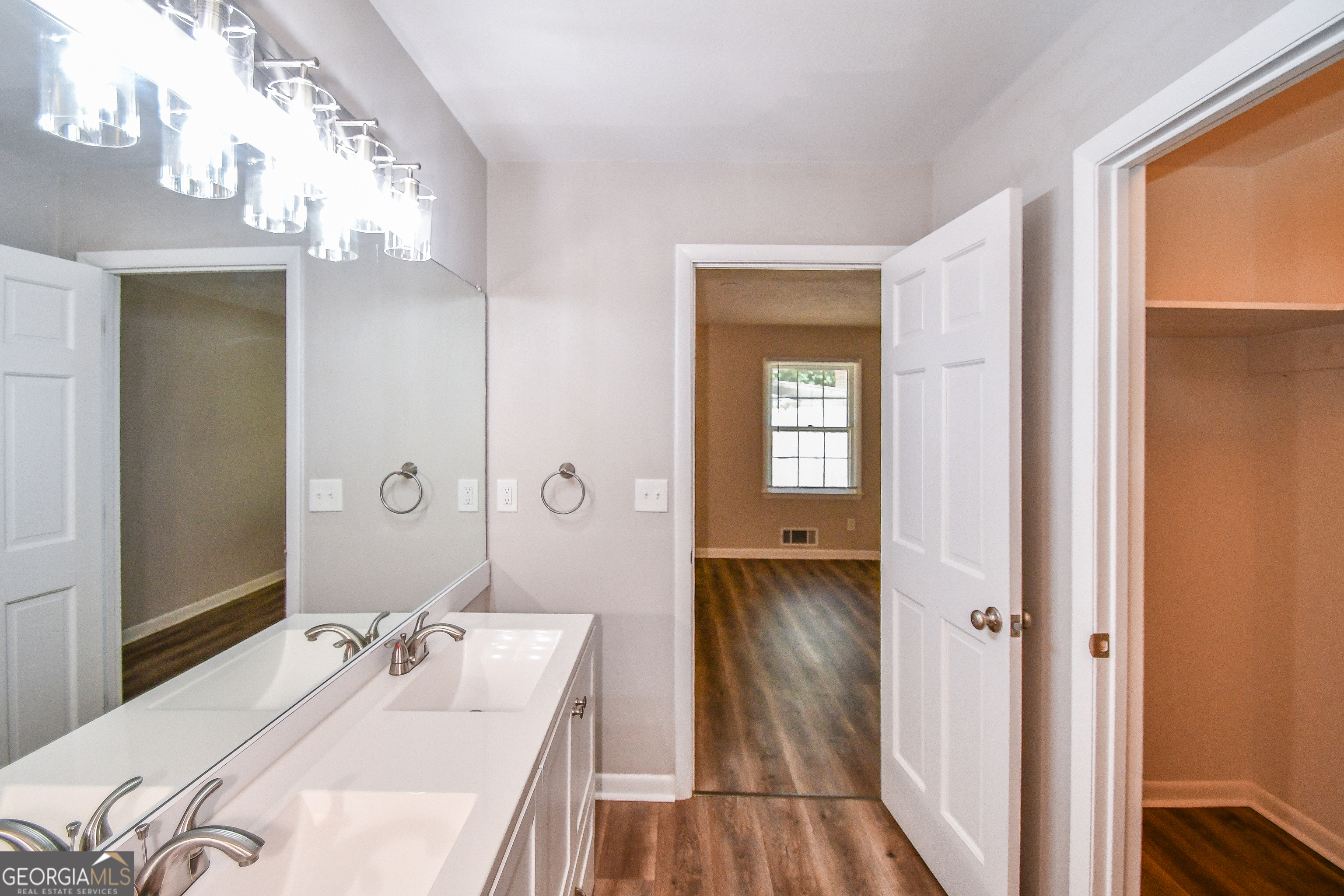 1512 Robinhood Trail