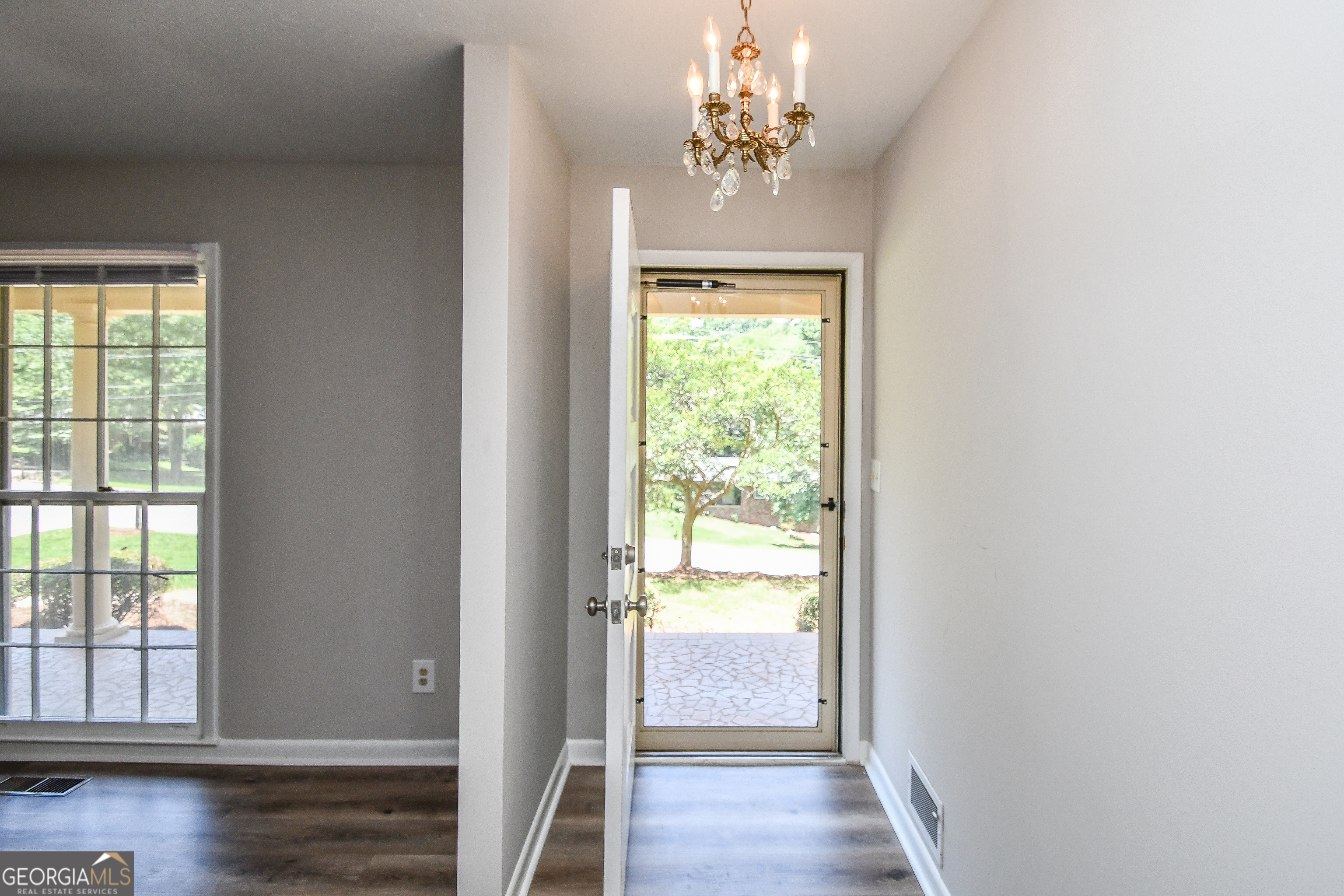 1512 Robinhood Trail