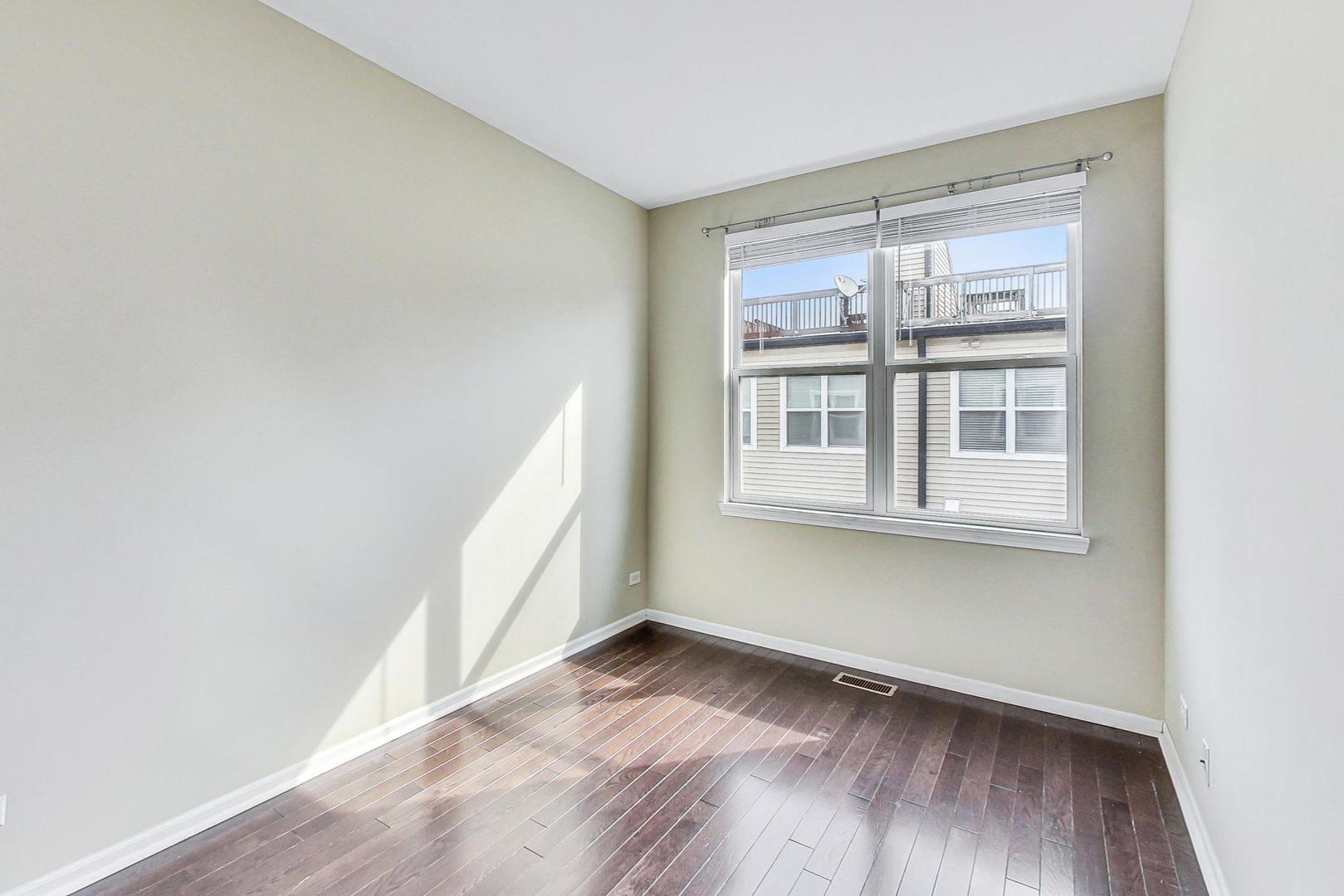 955 W 36th Place Unit: 2