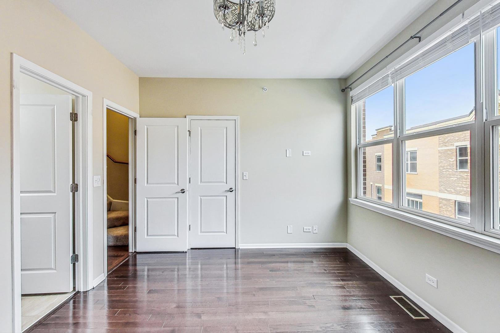 955 W 36th Place Unit: 2