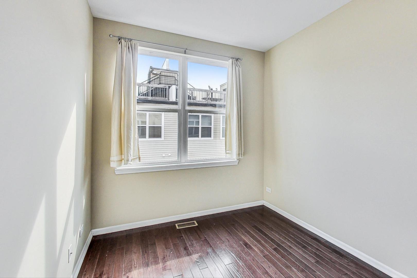 955 W 36th Place Unit: 2