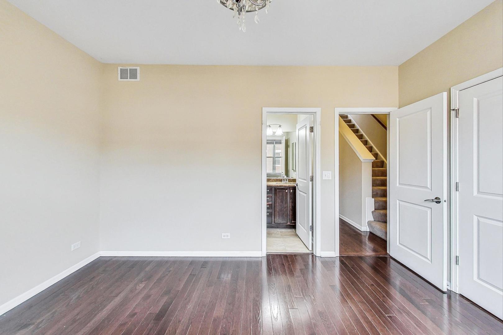 955 W 36th Place Unit: 2