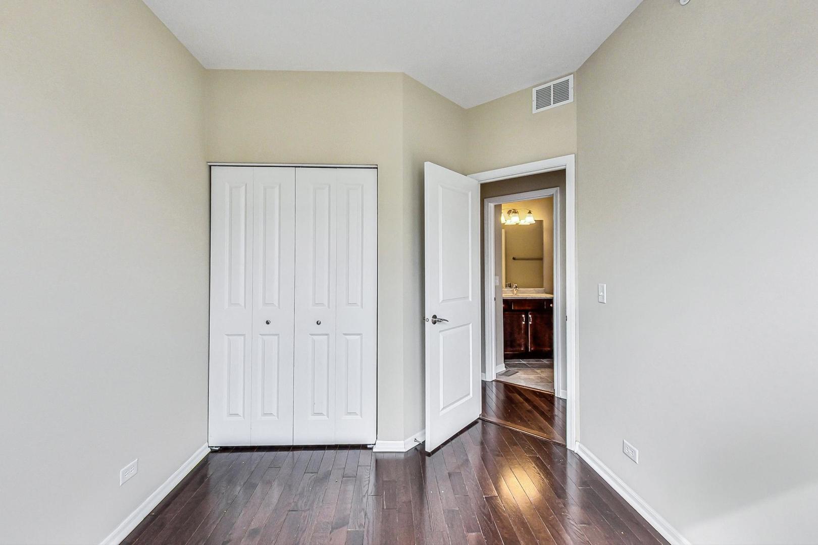 955 W 36th Place Unit: 2