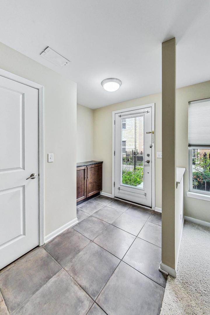 955 W 36th Place Unit: 2