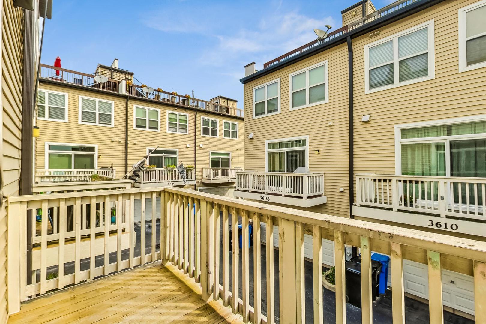 955 W 36th Place Unit: 2