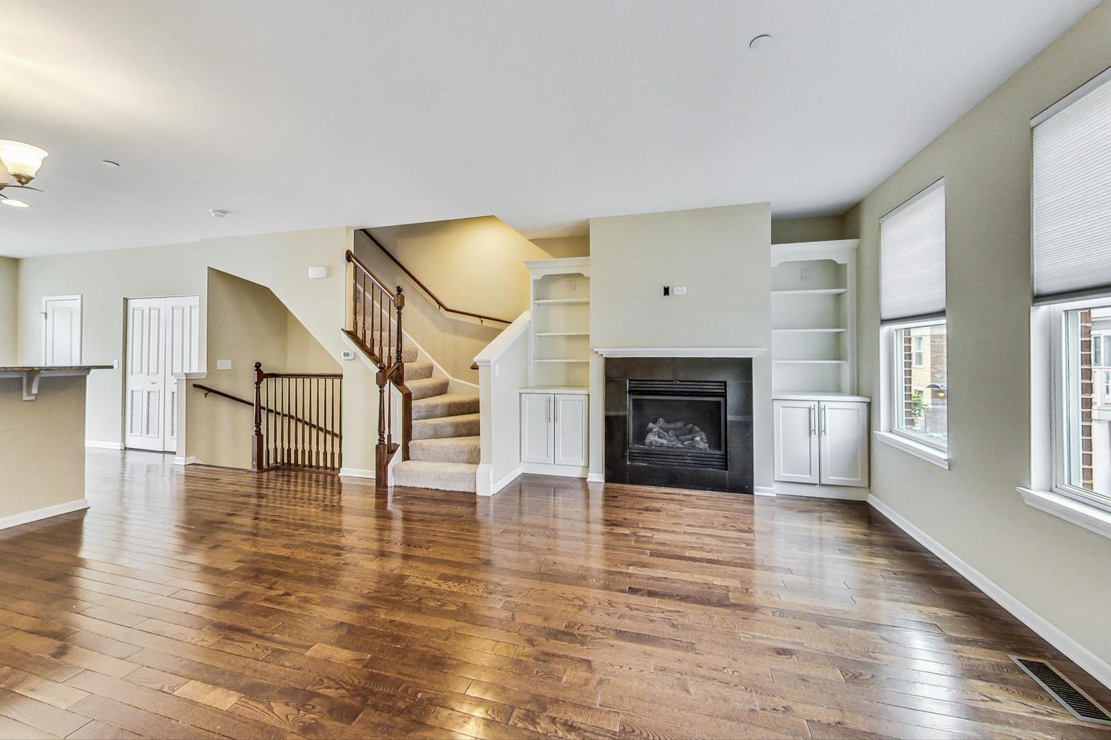 955 W 36th Place Unit: 2