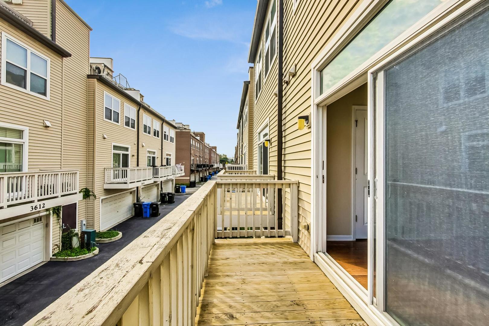 955 W 36th Place Unit: 2