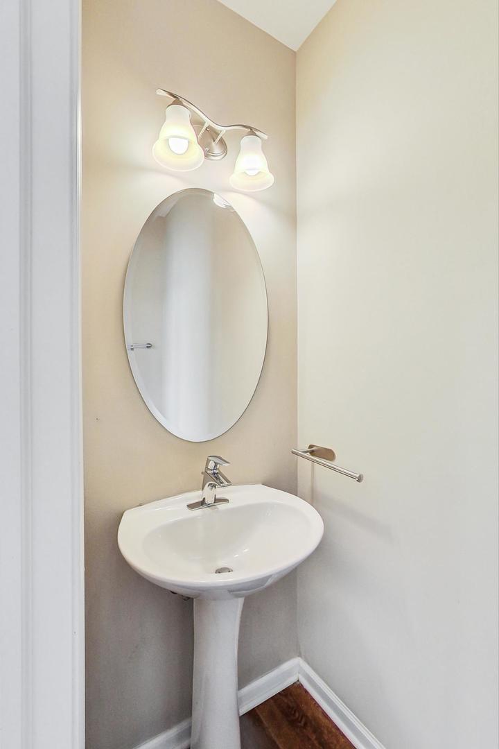 955 W 36th Place Unit: 2