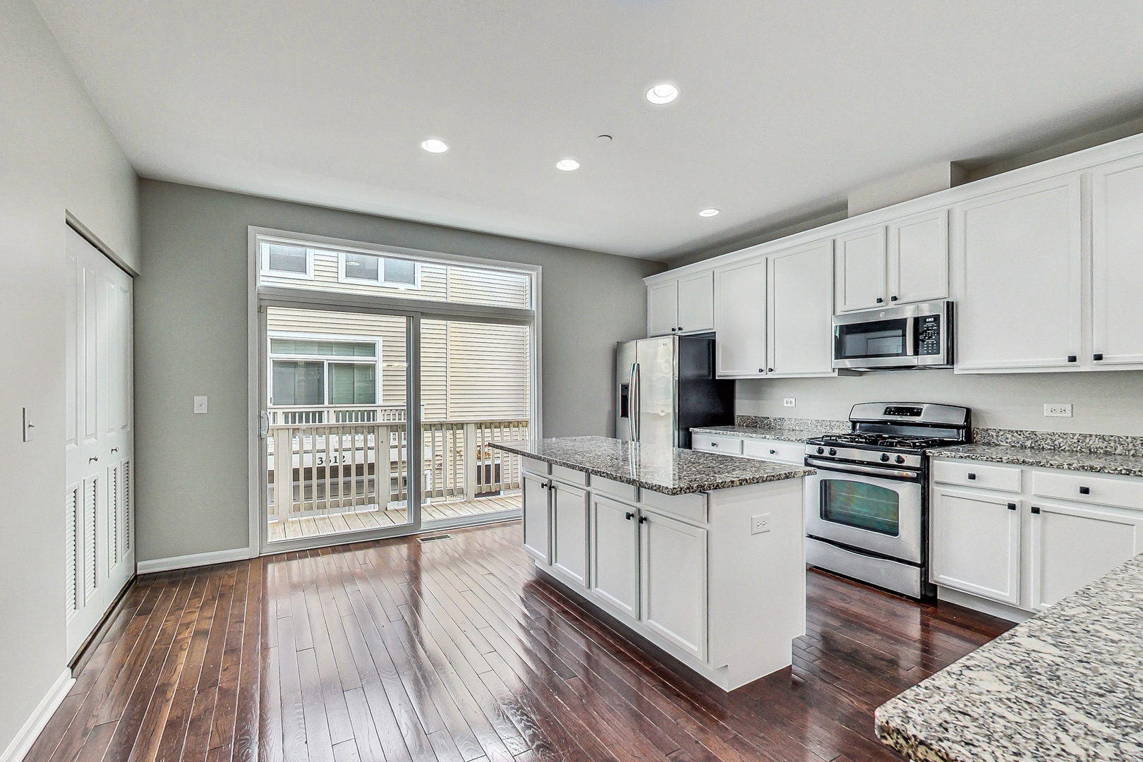955 W 36th Place Unit: 3
