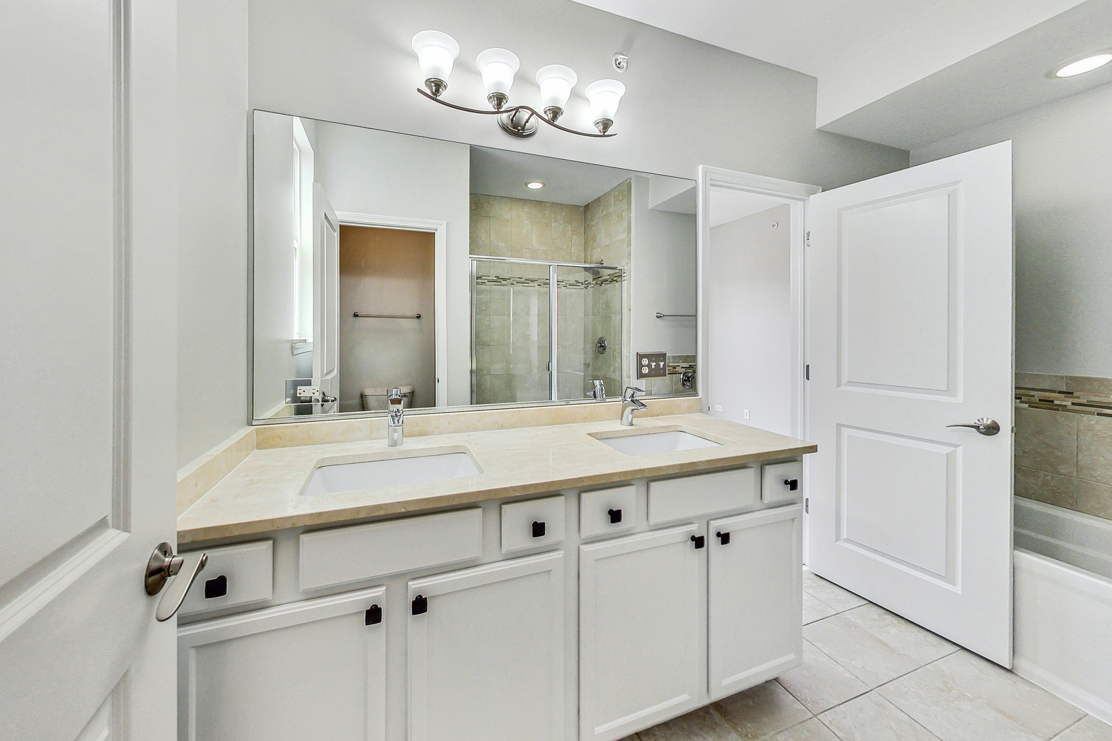 955 W 36th Place Unit: 3