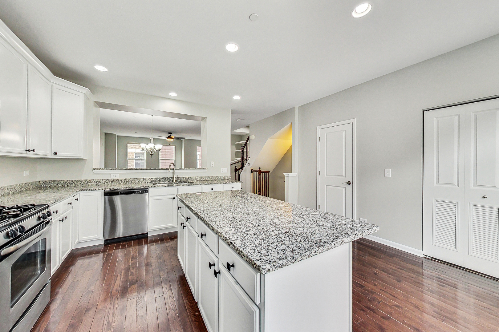 955 W 36th Place Unit: 3