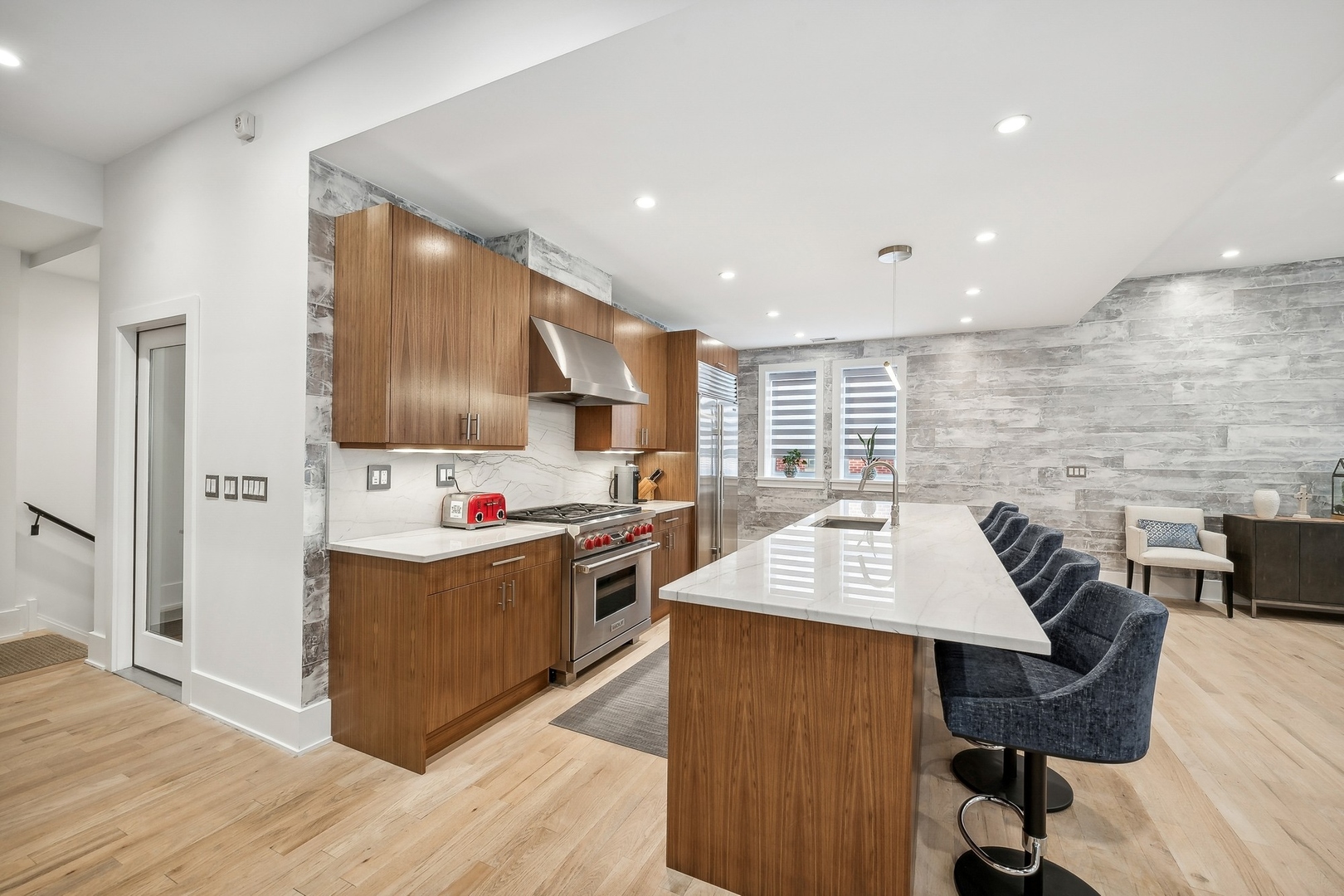 1919 S Prairie Avenue Unit: 6